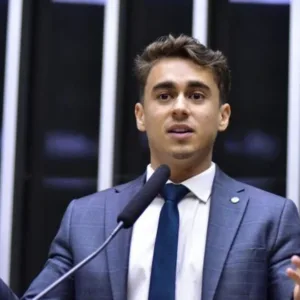 Nikolas Ferreira presta solidariedade a feridos após raio em ato no DF.| Foto: Reprodução SBT News/ Divulgação