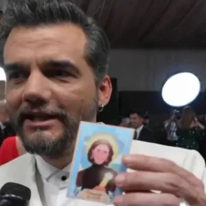 O Agente Secreto santinho de Fernanda vira amuleto para o Globo de Ouro de Wagner Moura | Footo: reprodução / Globo News 