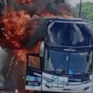 Ônibus pega fogo na marginal da BR-101 em Joinville