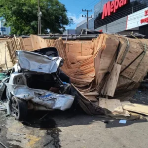 PRF nega ocorrência de carreta em chamas antes de acidente em Chapecó
