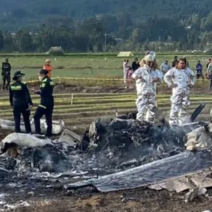 Avião cai após decolar e deixa seis mortos; cantor colombiano está entre as vítima