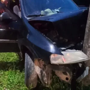 Homem morre após carro sair da pista e bater em poste na SC-477