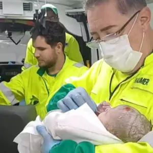 Policial da PRF faz parto de emergência dentro de carro na BR-101, em Joinville