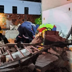 Homem é socorrido após ser atingido por desabamento de parede em SC - Imagem: CBMSC