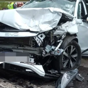 Quatro pessoas ficam feridas em acidente entre carros e moto na BR-282 - Imagem: CBMSC