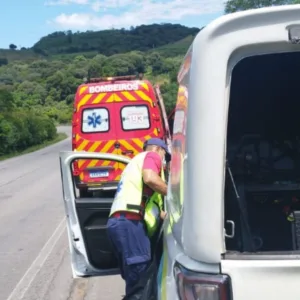 Homem de 36 anos é encontrado morto dentro de veículo na BR-470 - Imagem: reprodução/ CBMSC