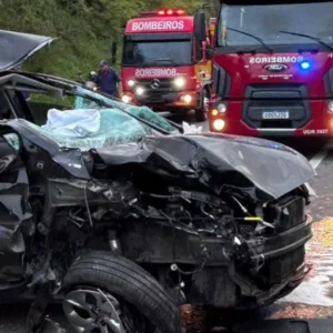 Um acidente de trânsito entre um carro e um caminhão deixou cinco pessoas feridas na tarde desta sexta-feira (9), na BR-470
