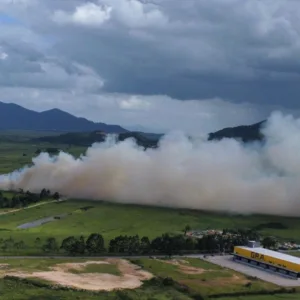 Nuvem de fumaça chama atenção na BR-101 em Tijucas