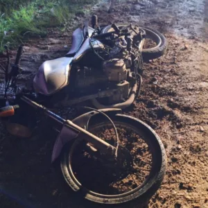 Motociclista morre ao cruzar a pista e ser atingido por caminhão na SC-412