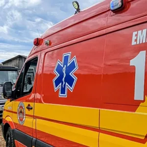 Motorista sofre descarga elétrica após caminhão encostar em fio de alta tensão no Oeste de SC