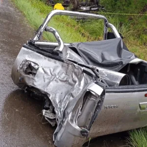 Caminhonete perde a caçamba após sair da pista e colidir contra árvore na BR-282 em SC - Foto: CBMSC