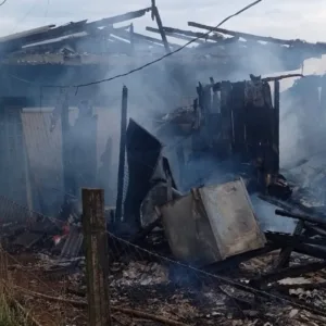 Incêndio destrói bar e residência em Correia Pinto