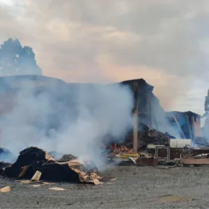 Incêndio de grandes proporções destrói madeireira no Planalto Serrano