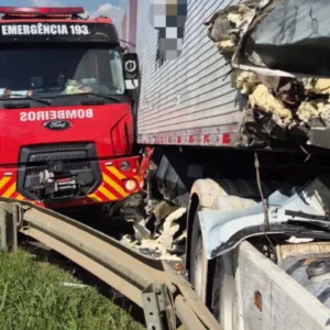 Caminhão dos Bombeiros é atingido durante ocorrência na BR-116