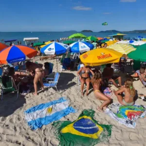 Percentual de turistas argentinos cai no litoral de SC durante a temporada, aponta Fecomércio SC