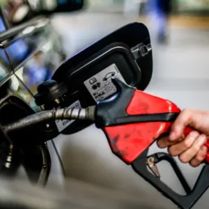 Petrobras reduz preço da gasolina para distribuidoras a partir desta terça-feira