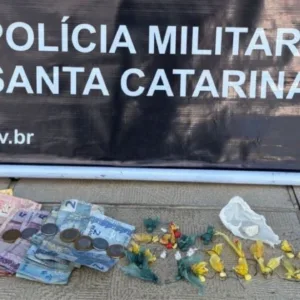 Polícia Militar apreende drogas após abordagem em residência em Lages | Foto: PMSC Lages