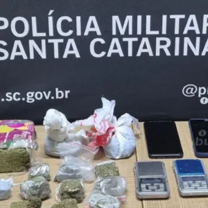 Polícia Militar apreende quase 1 kg de drogas e detém dois homens em Lages | Foto: Reprodução PMSC Lages