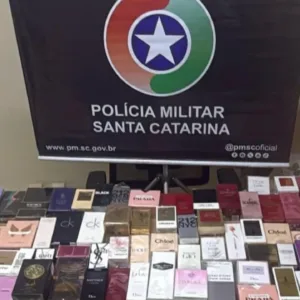 Polícia Militar de Lages prende casal suspeito de série de furtos de perfumes em SC | Foto: PMSC Lages