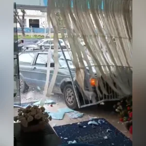 Proprietário destrói fachada da própria loja após desentendimento familiar em SC