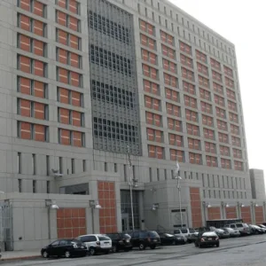 Fachada do Centro de Detenção Metropolitano (MDC, na sigla em inglês) do Brooklyn, em Nova York | Foto: Reprodução/SBT News