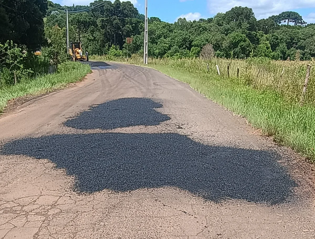 Salto Caveiras recebe terceira etapa de manutenção viária