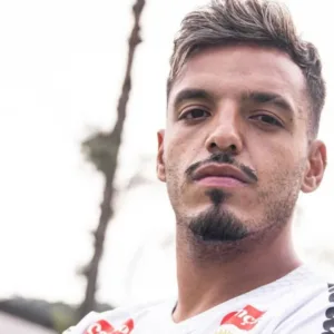 Santos anuncia Gabriel Menino e reforça o meio para duelo contra o Palmeiras | Foto: @santosfc | Redes Sociais