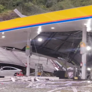 Teto de posto desaba e atinge carros durante temporal em Gaspar
