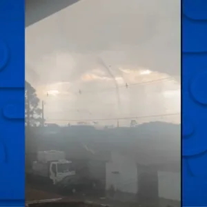 Tornado atinge cidade no Paraná e deixa rastro de destruição