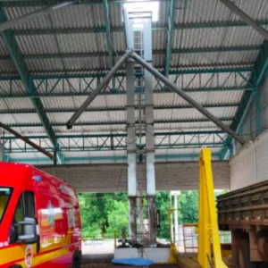 Trabalhador morre após cair de telhado a 15 metros de altura em SC - Foto: CBMSC