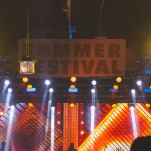 Traje típico, chope e música alemã Sommerfest movimenta Blumenau neste fim de semana