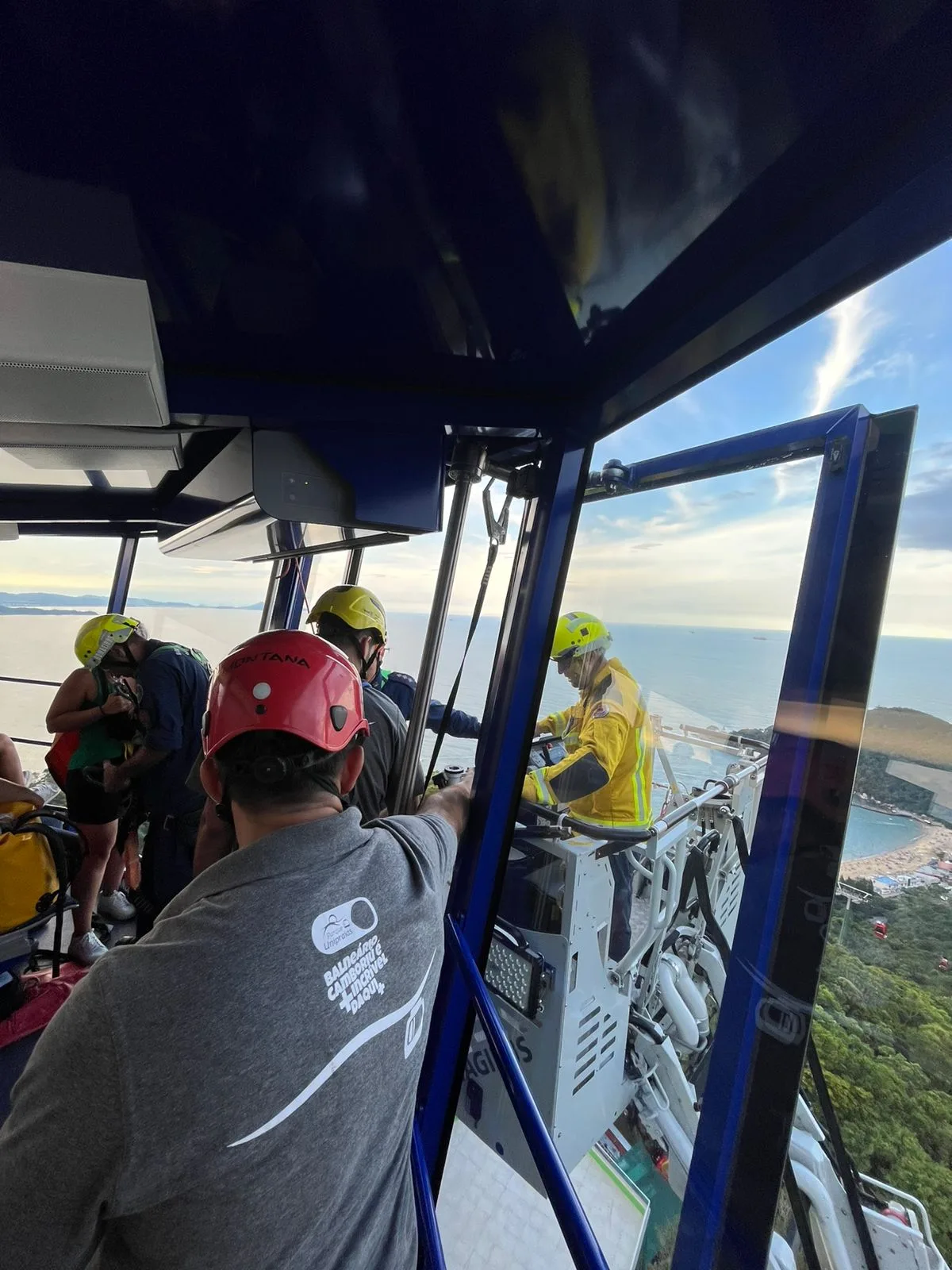 Turistas ficam presos a quase 40 metros de altura após falha em torre de Balneário Camboriú (1)