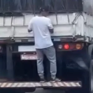 VÍDEO Homem se pendura em carreta em movimento e causa risco na SC-283 em SC -Foto: Gionei Argente | Oeste Capital