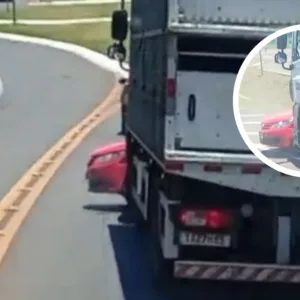 VÍDEO caminhão arrasta carro na BR-282 em SC - Foto? Print/Vídeo Divulgação