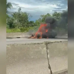 VÍDEO carro pega fogo e provoca filas na BR-101 em Joinville
