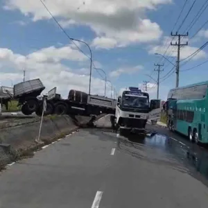 VÍDEO engavetamento na BR-101 causa 10km de congestionamento