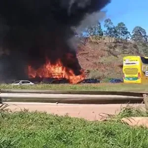 VÍDEO: ônibus pega fogo e desce em chamas pela rodovia