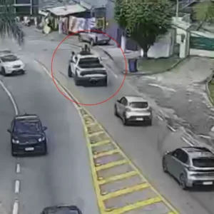 VÍDEO picape argentina é flagrada com nove pessoas em SC