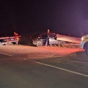 Veículo colide contra ponto de ônibus na SC-390, em Capão Alto | Foto: PMRv Serra