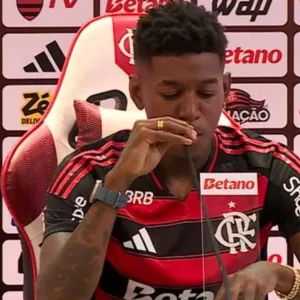 Vitão se emociona na apresentação no Flamengo