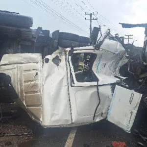 Acidente entre carretas deixa duas pessoas em estado grave na SC-443  - Imagem: reprodução/ PMRv