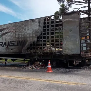 Bombeiros combatem incêndio em carga de carreta na BR-282 | Foto: 5º BBM