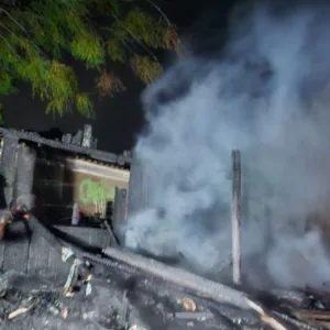 Bombeiros combatem incêndio em casas geminadas em Lages | Foto: 5º BBM