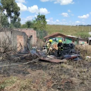 Bombeiros combatem incêndio em ferro-velho em Correia Pinto