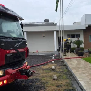 Bombeiros combatem incêndio em prédio na BR-282 em Lages | Foto: 5º BBM
