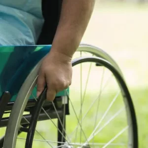 Cadeirante é atropelada e motorista foge sem prestar socorro em Lages