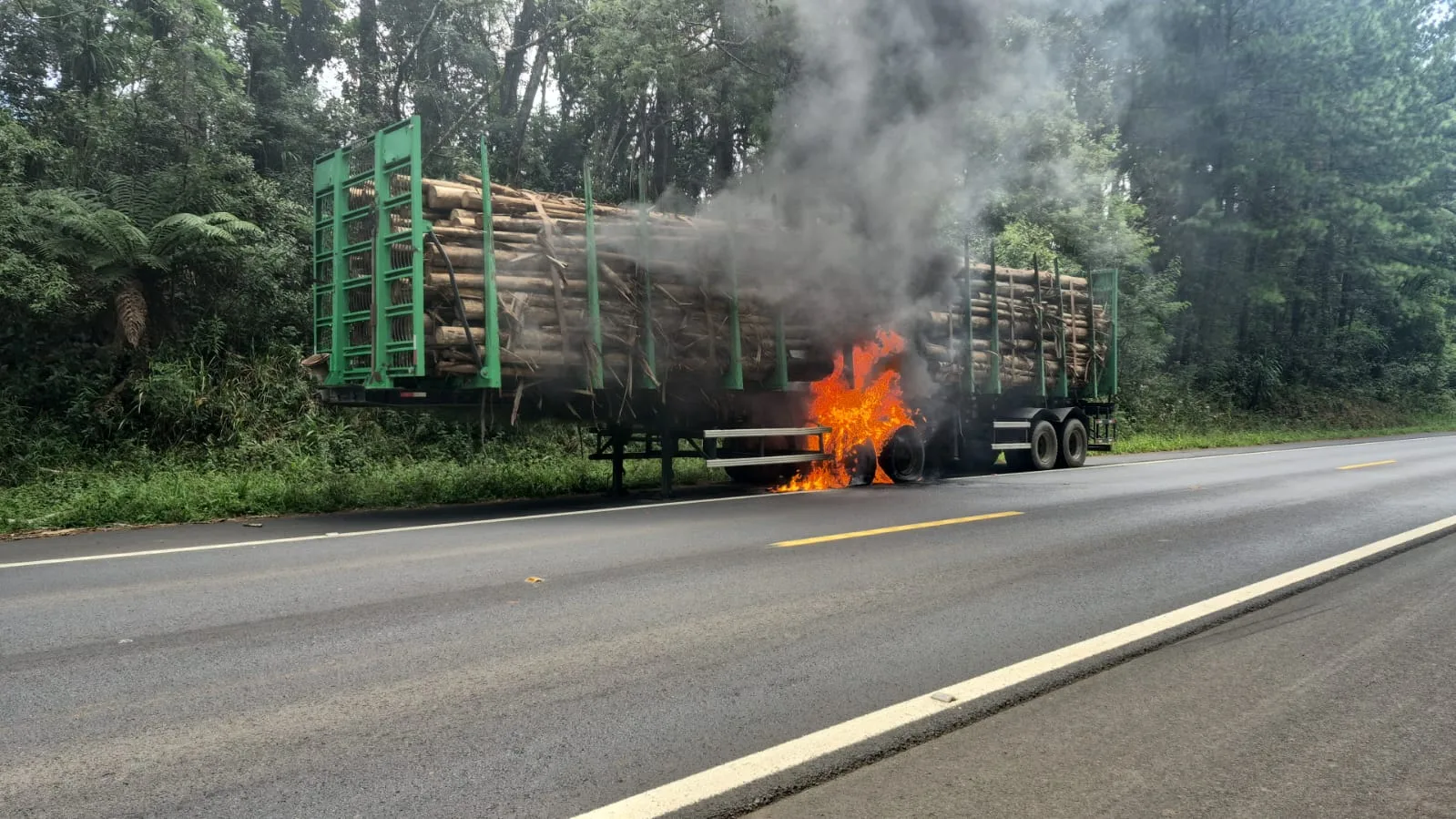 Caminhão pega fogo e mobiliza bombeiros na BR-280