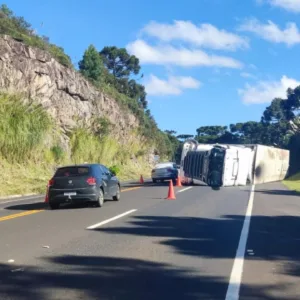 Caminhão tomba com carga de maçã na SC-114 em São Joaquim
