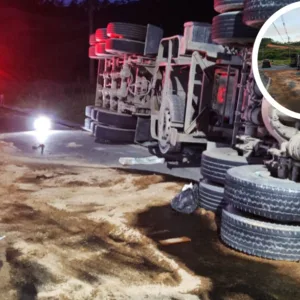 Caminhão tomba na BR-470 e deixa motorista ferido em SC