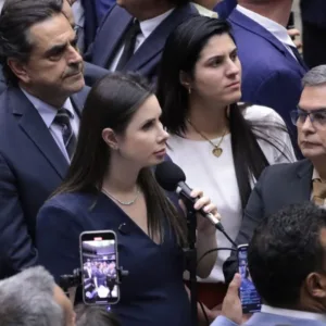 Caroline de Toni comunica lideranças que deve deixar PL